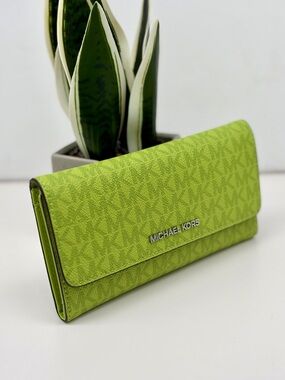 Michael Kors Jet Set Travel Trifold Wallet Lime